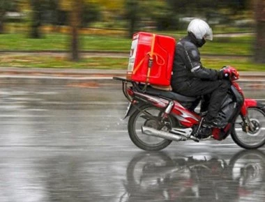 Ντελιβεράδες: «Συνάδελφοι, προέχει η ασφάλεια μας- Σε περίπτωση χιονόπτωσης, αρνούμαστε να δουλέψουμε!»